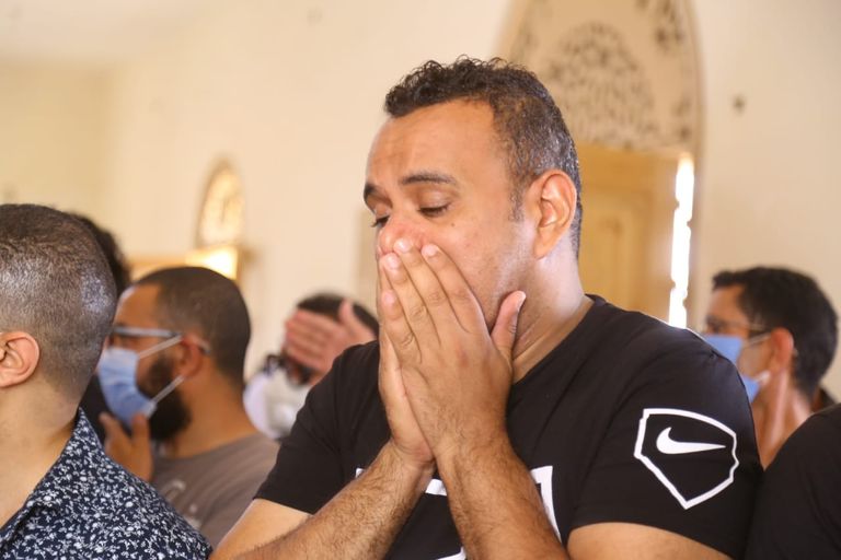 حمادة هلال يشيع جثمان والدته إلى مثواها الأخير