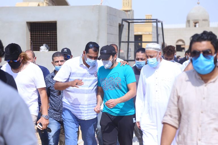 حمادة هلال يشيع جثمان والدته إلى مثواها الأخير