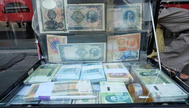  رجل يعرض الأموال الإيرانية في ساحة الفردوسي في طهران - رويترز