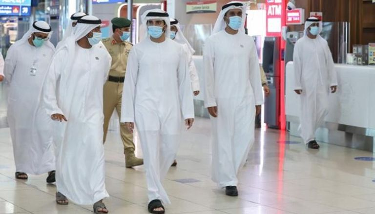  الشيخ حمدان بن محمد بن راشد آل مكتوم خلال جولته في مطار دبي الدولي 