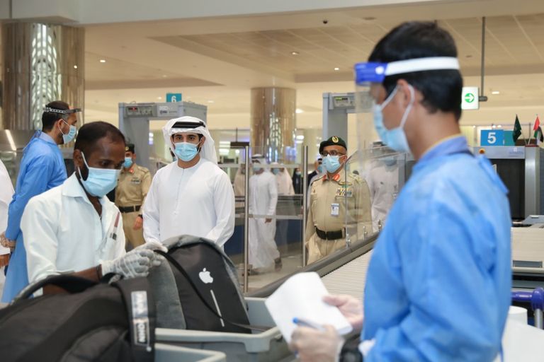 الشيخ حمدان بن محمد بن راشد آل مكتوم خلال جولته في مطار دبي الدولي 