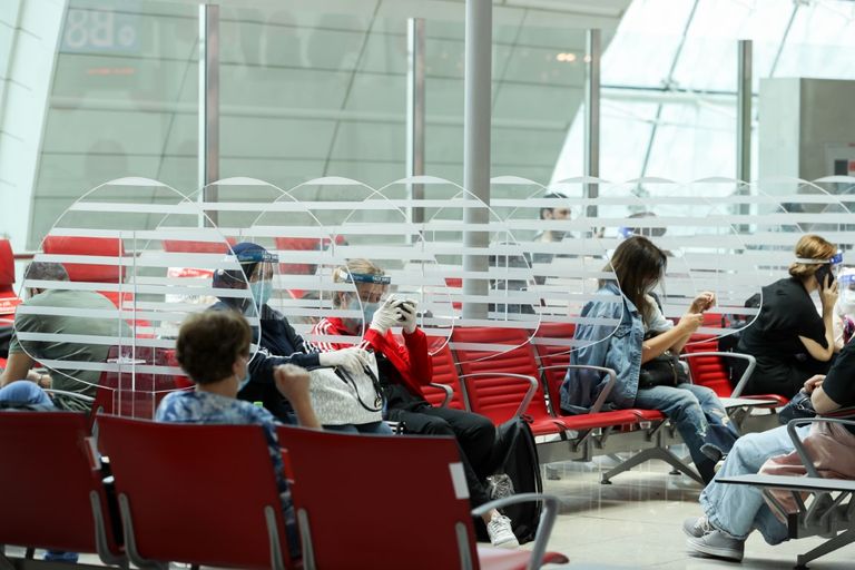  الشيخ حمدان بن محمد بن راشد آل مكتوم خلال جولته في مطار دبي الدولي 