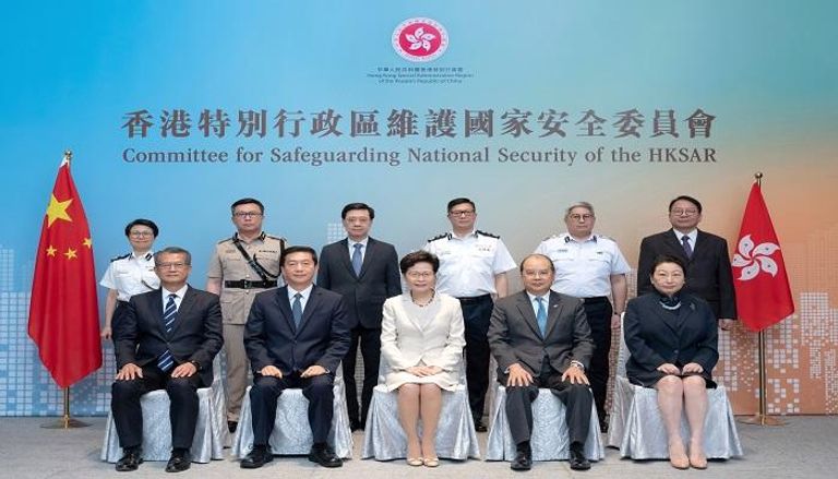 كاري لام مع أعضاء السلطة التنفيذية في هونج كونج 