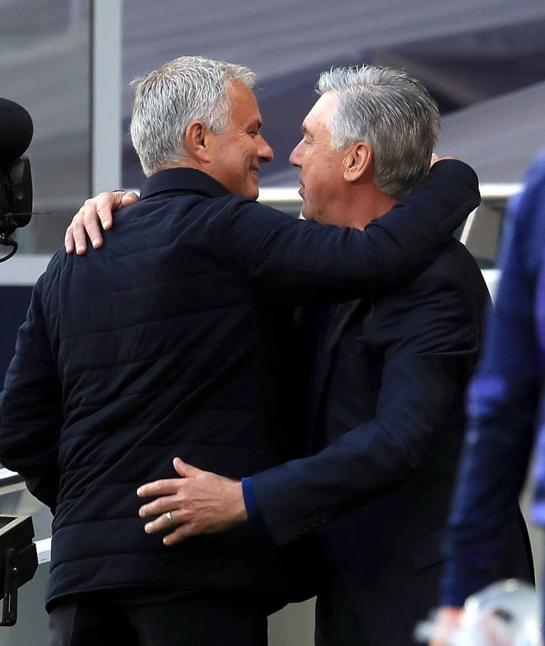 جوزيه مورينيو يحتضن كارلو أنشيلوتي جوزيه مورينيو وكارلو أنشيلوتي