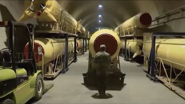 أحد عناصر "الحرس الثوري" ينقل صاروخا في منشأة تحت الأرض