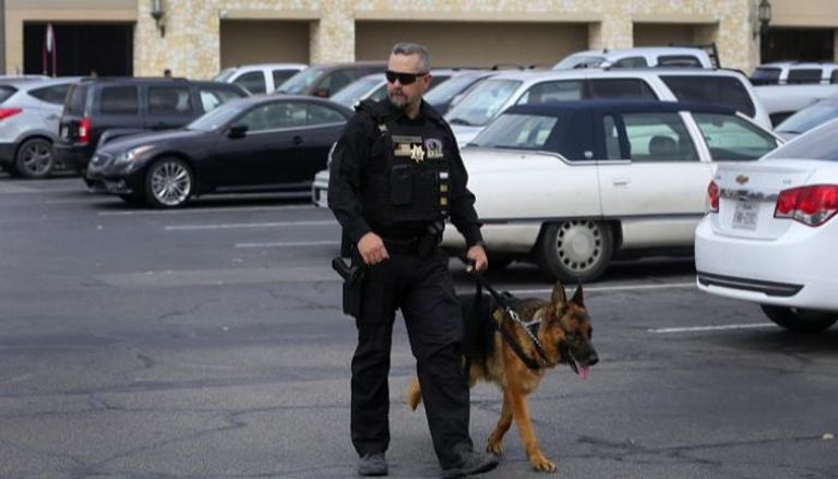 أحد عناصر الشرطة الألمانية برفقته كلب بوليسي- أرشيفية