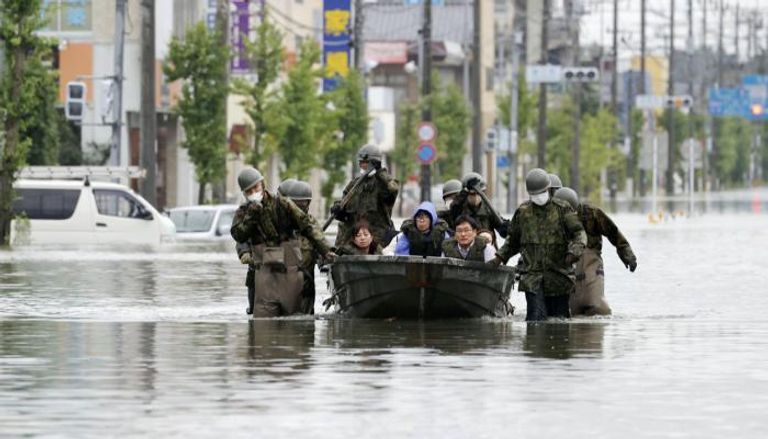 جانب من عمليات الإنقاذ من فيضانات 
