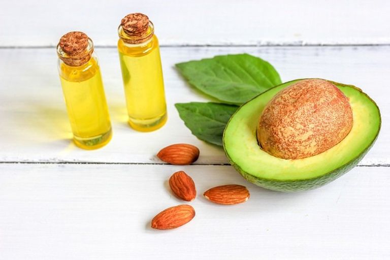 الأفوكادو واللوز التغذية الغنية بالفيتامينات تساعد على نمو الرموش