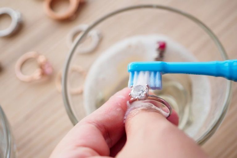 تنظيف خاتم باستخدام فرشاة أسنان العناية بالمجوهرات والساعات