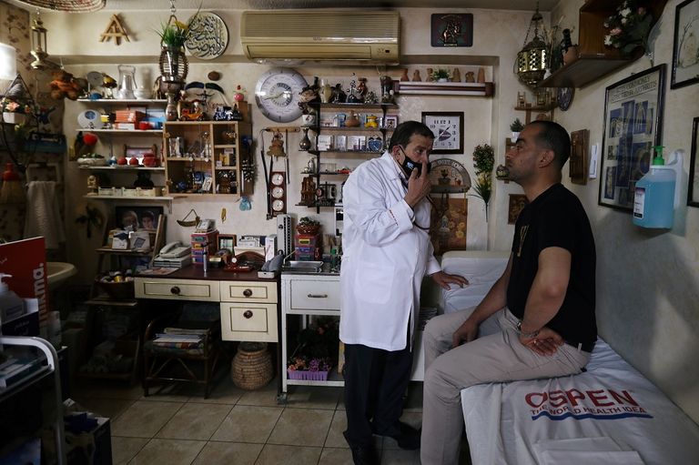 الطبيب نزار الحلبي يروي نباتاته