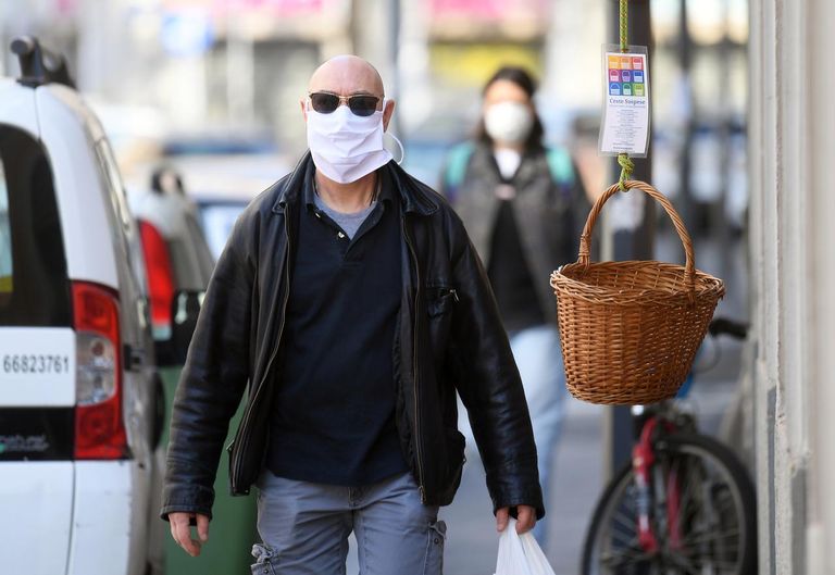 رجل يرتدي كمامة للوقاية من كورونا في الشارع الدراسة تؤكد على الآثار الجيدة للجليسريزين في إعاقة دخول الفيروس للخلايا البشرية