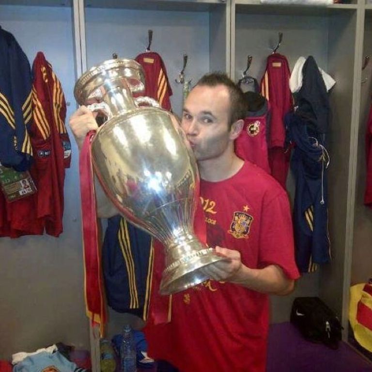 أندريس إنيستا نجم برشلونة ومنتخب إسبانيا الأسبق  ليونيل ميسي قائد برشلونة