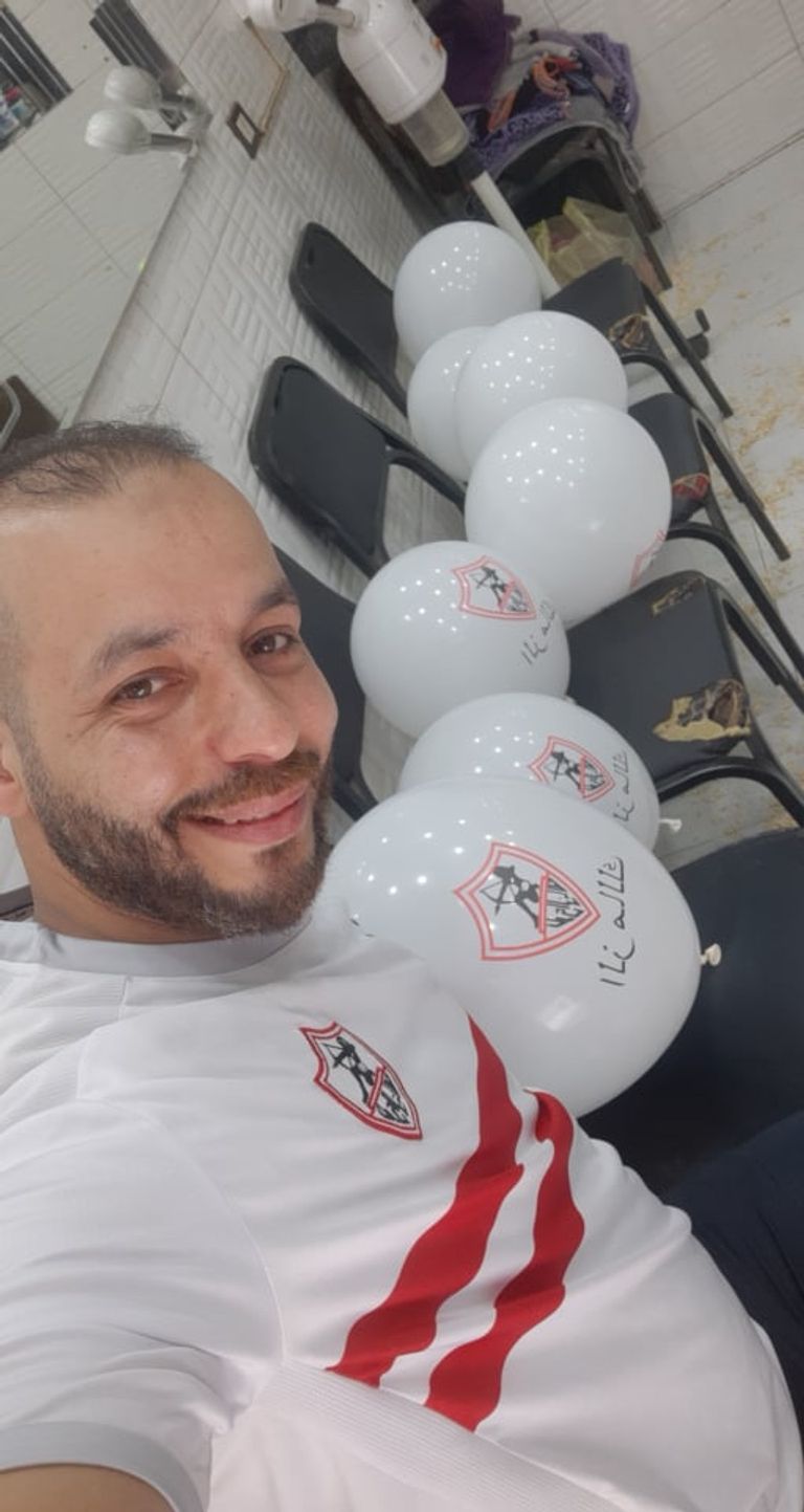 جماهير الزمالك تحتفل بنادي القرن على طريقتها الخاصة أحد مشجعي نادي الزمالك