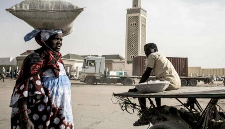 موريتانيون في أحد شوارع العاصمة نواكشوط- أرشيفية