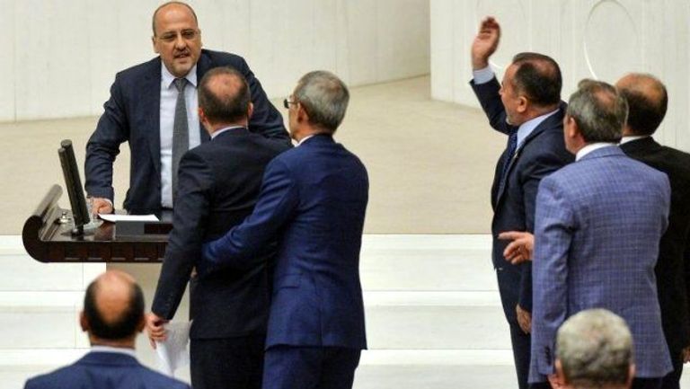 جانب من الشجار خلال جلسة البرلمان التركي