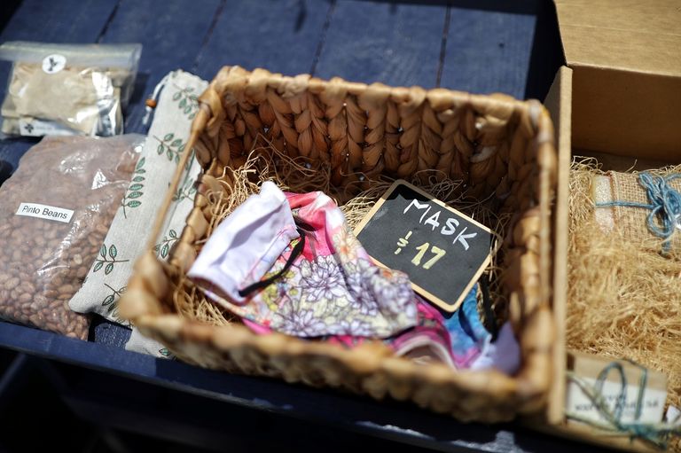 فتاتان تجلسان داخل إحدى الصوبات الزجاجية