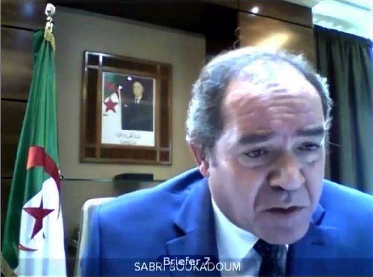 وزير الخارجية الجزائري خلال الاجتماع
