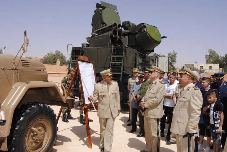 اللواء عمر تلمساني عندما كان رئيساً لأركان القوات البرية الرئيس الجزائري بمقر وزارة الدفاع - أرشيفية