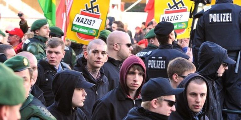 مشاركة نسائية في إحدى مظاهرات النازيين الجدد