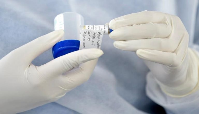 سيدة تخضع لاختبار كورونا في فرنسا