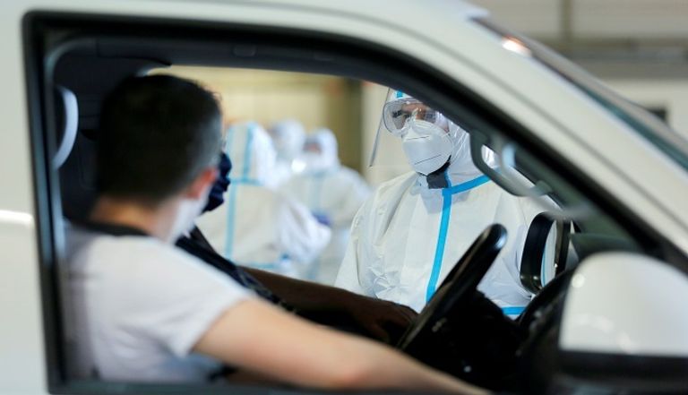 سيدة تخضع لاختبار كورونا في فرنسا