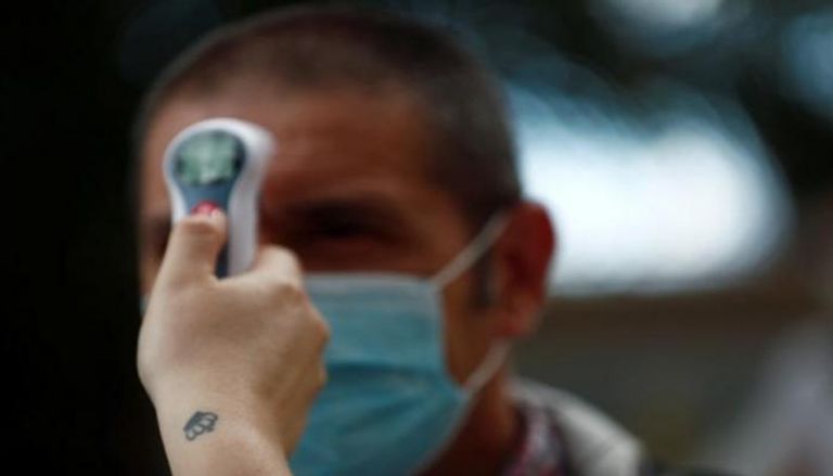 سيدة تخضع لاختبار كورونا في فرنسا