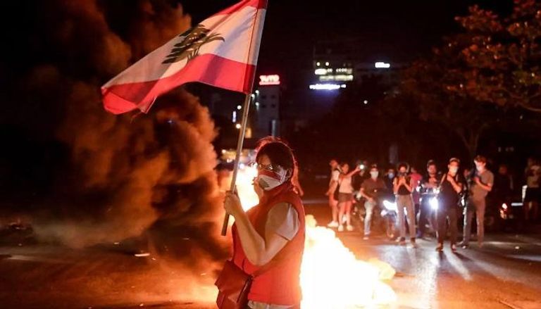 لبنانيون خلال مظاهرات سابقة احتجاجا على الأوضاع الاقتصادية