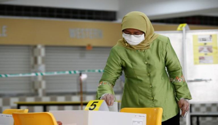 فتاة تدلي بصوتها في انتخابات البرلمان المبكرة 