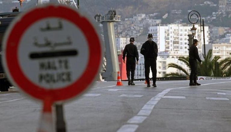 حاجز أمني بالجزائر العاصمة لمراقبة منع حركة المرور أثناء فترة الحجر المنزلي