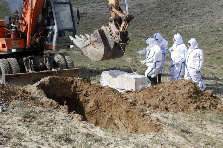 دفن ضحايا كورونا في الجزائر حاجز أمني بالجزائر العاصمة لمراقبة منع حركة المرور أثناء فترة الحجر المنزلي