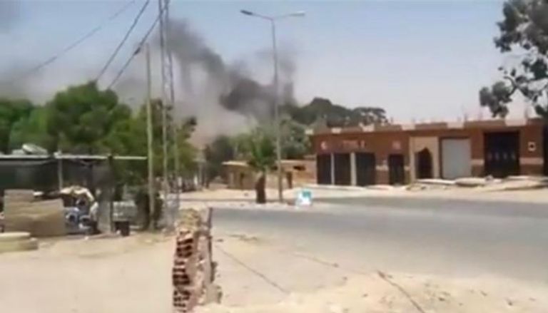 دخان متصاعد جراء الاشتباكات بين قوات الجيش والأهالي