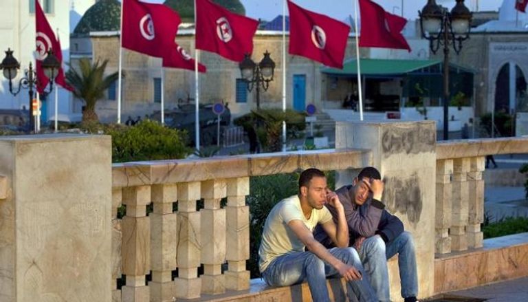 شباب تونسي يجلس على قارعة الطريق