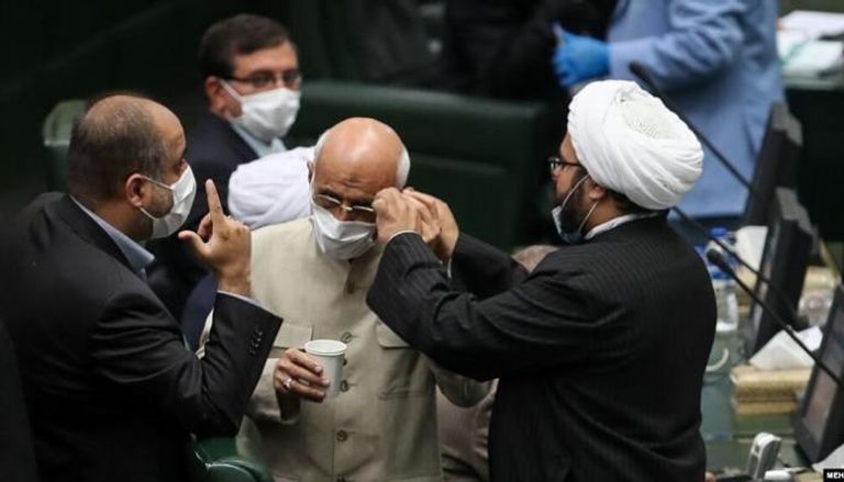 عدد من نواب البرلمان يرتدون الكمامات