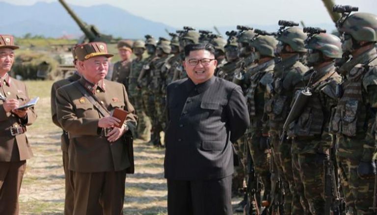 الزعيم الكوري الشمالي وسط مجموعة من جنود الجيش - أرشيفية