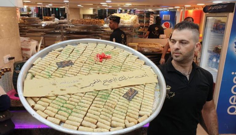 إقبال كبير على محال الحلويات في غزة ابتهاجا بنجاح طلاب الثانوية