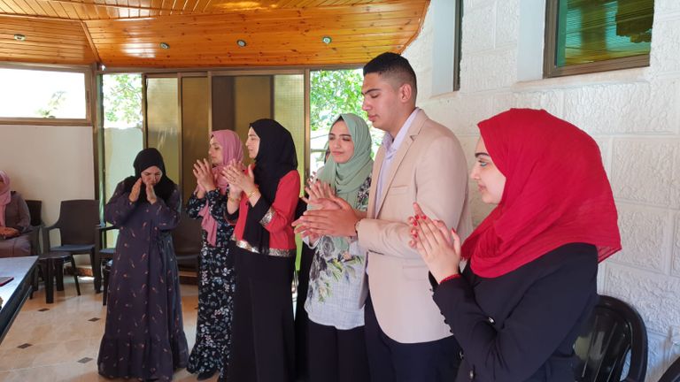 إقبال كبير على محال الحلويات في غزة ابتهاجا بنجاح طلاب الثانوية