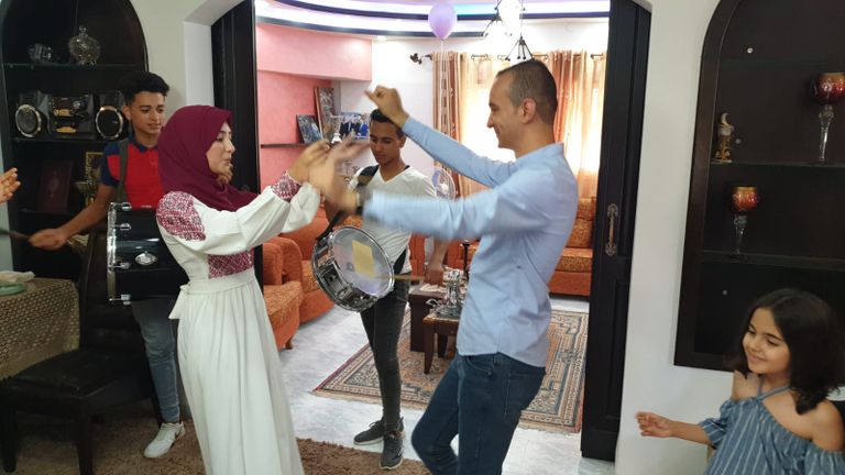 إقبال كبير على محال الحلويات في غزة ابتهاجا بنجاح طلاب الثانوية