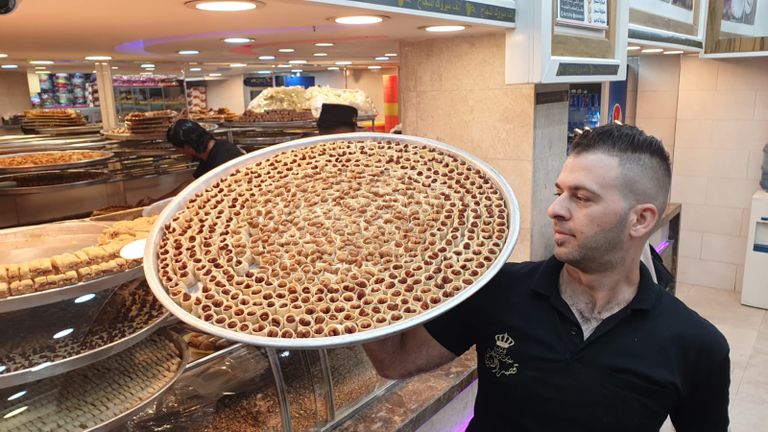 إقبال كبير على محال الحلويات في غزة ابتهاجا بنجاح طلاب الثانوية