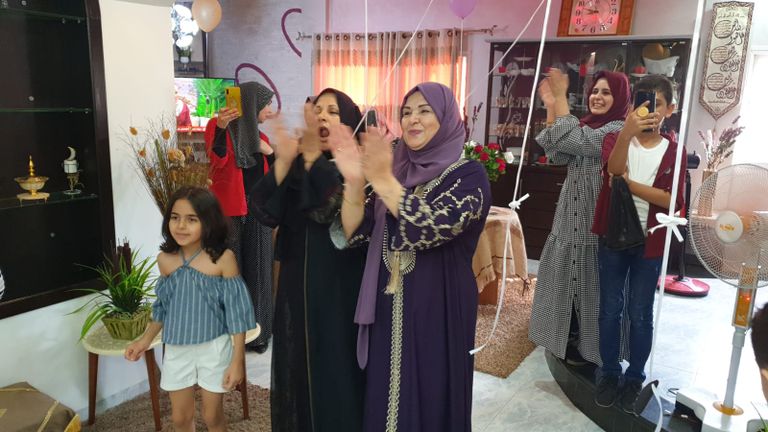 إقبال كبير على محال الحلويات في غزة ابتهاجا بنجاح طلاب الثانوية