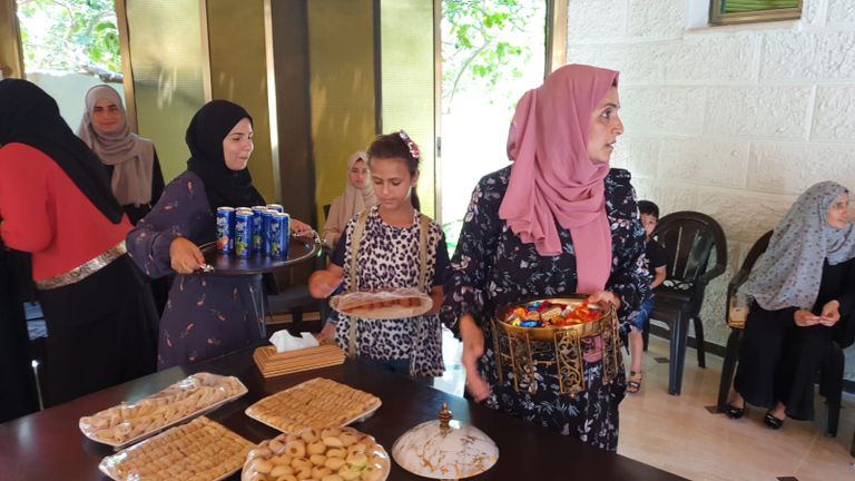 إقبال كبير على محال الحلويات في غزة ابتهاجا بنجاح طلاب الثانوية