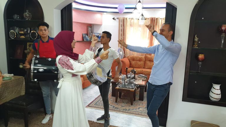 إقبال كبير على محال الحلويات في غزة ابتهاجا بنجاح طلاب الثانوية