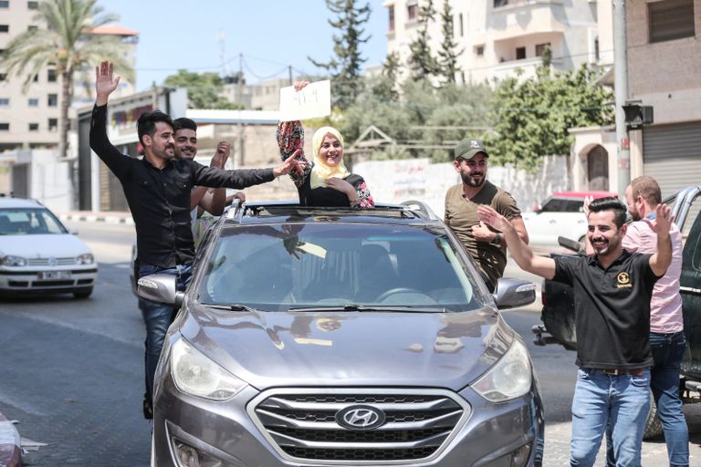 إقبال كبير على محال الحلويات في غزة ابتهاجا بنجاح طلاب الثانوية