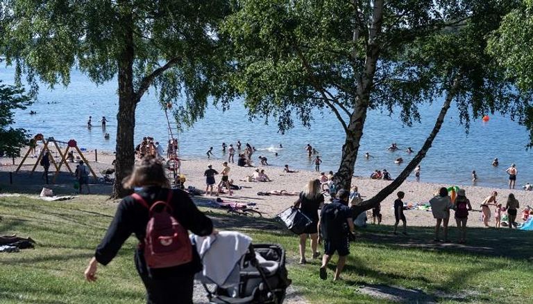 شاطئ Malarhojdsbadet على بحيرة Malaren في السويد - رويترز