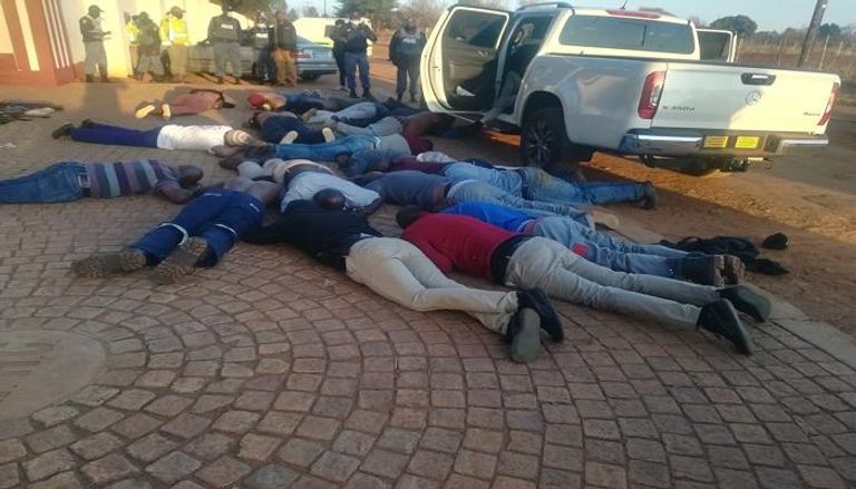 شرطة جنوب أفريقيا تواصل محاولاتها لتحرير الرهائن
