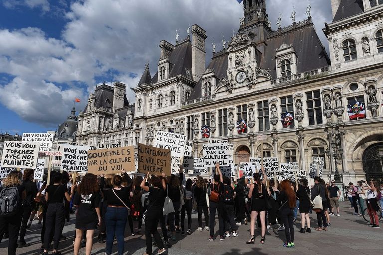 النساء يطالبن باستقالة الوزير الفورية