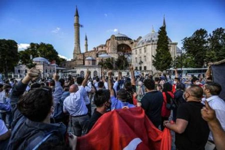 أنصار اردوغان بالقرب من آيا صوفيا قوات أمن تركية قرب آيا صوفيا بإسطنبول