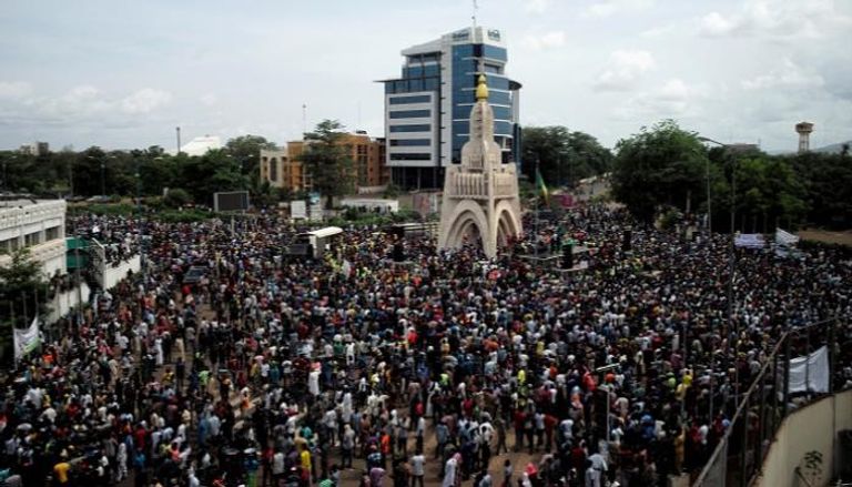 احتجاجات حاشدة في عاصمة مالي باماكو - رويترز