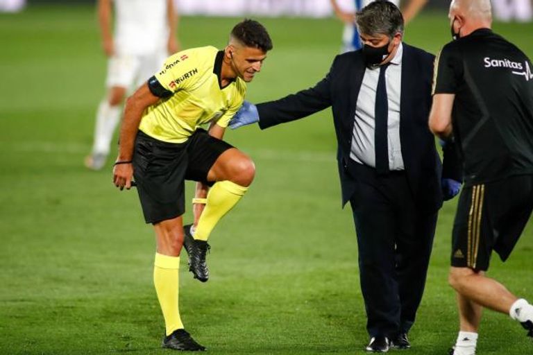 بالصور.. الإصابة تطيح بحكم مباراة ريال مدريد وألافيس - صورة 2