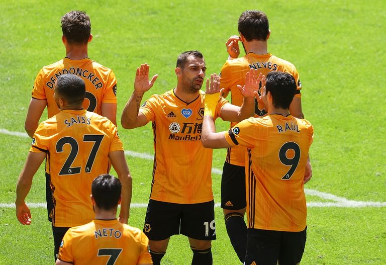 راؤول خيمينيز يحتفظ مع زملائه بهدف ولفرهامبتون الأول لاعبو ولفرهامبتون يحتفلون أمام إيفرتون