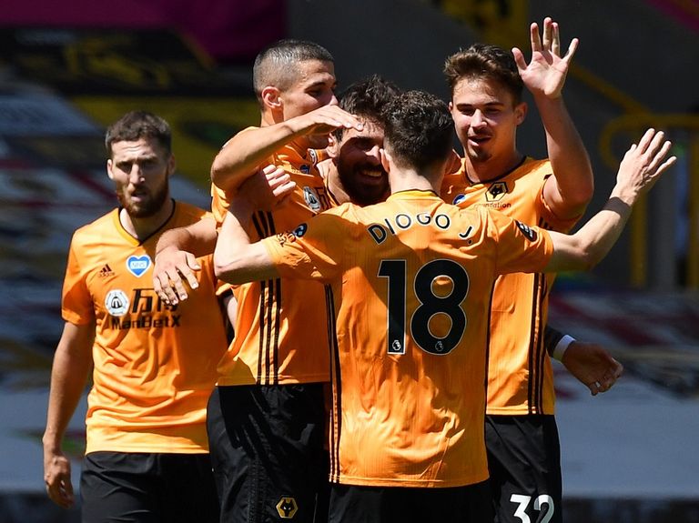 لاعبو ولفرهامبتون يحتفلون أمام إيفرتون